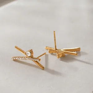 Eleganti orecchini a lobo in acciaio inossidabile dorato a forma di X con strass brillanti.