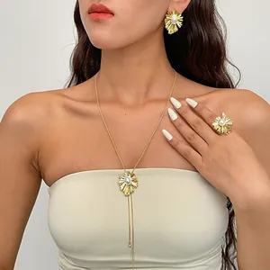 Collana con Pendente a Fiore Placcata in Oro 18K Vintage Con Perla Artificiale per Donna Gioielli a Catena di Clavicola Stile Palazzo