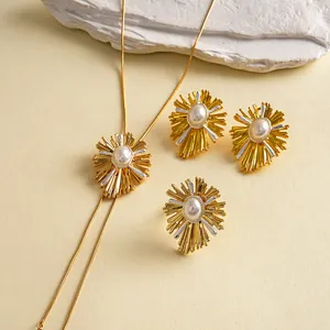 Dettaglio del set di gioielli con fiori di perle vintage placcati in oro 18 carati