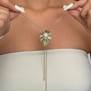 Vista dettagliata di una collana vintage placcata oro 18k con ciondolo a fiore di perla