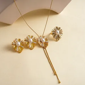 Elegante dettaglio della parure di gioielli fiore di perla vintage placcata oro 18k con collana
