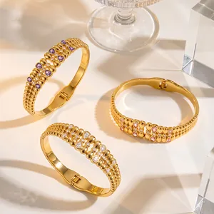 Detailansicht von 18k vergoldeten Edelstahl-Armreifen mit bunten Tropfen-Zirkon-Steinen.