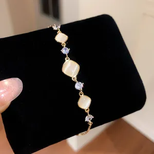 Macrodetail van een verstelbare gouden armband met vierkant kattenoog en heldere zirkonia.