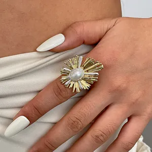Dettaglio ravvicinato di un anello vintage placcato oro 18k con perla centrale
