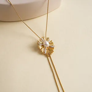 Dettaglio di un ciondolo vintage placcato oro 18k con perla centrale a raggiera