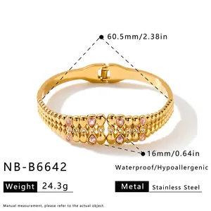 Detailansicht des 18k vergoldeten Edelstahl-Armreifs mit rosa Zirkonia und Maßen