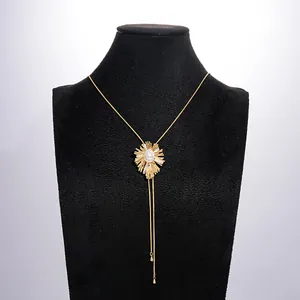 Primo piano di una collana vintage con fiori di perle placcata in oro 18k su busto nero
