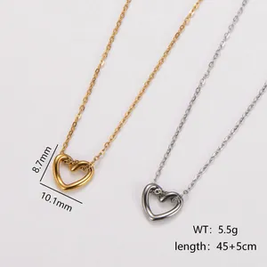 Vista detallada del collar con colgante de corazón en oro y plata con medidas