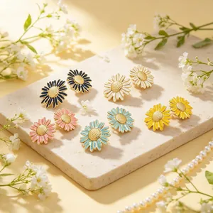 Vue détaillée de diverses boucles d'oreilles marguerites en émail sur socle en pierre.
