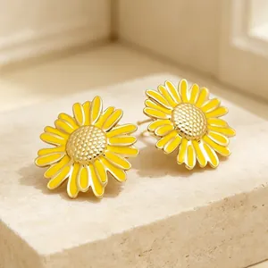 Gros plan de boucles d'oreilles marguerites jaunes avec un design de pétales très détaillé.