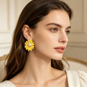 Détail d'une boucle d'oreille marguerite en émail jaune portée par un mannequin pro