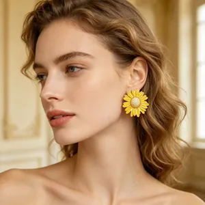 Gros plan d'un mannequin portant des boucles d'oreilles marguerites jaunes style champêtre.
