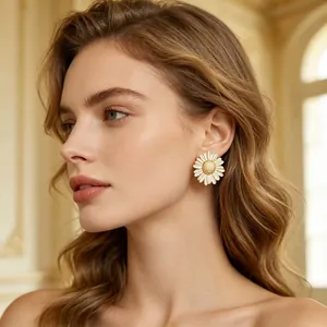 Gros plan de boucles d'oreilles marguerites blanches en acier portées par un mannequin