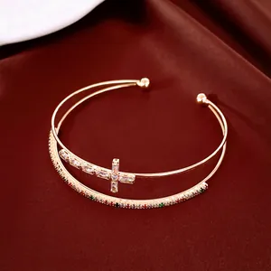 Dettaglio del bracciale a doppio strato placcato oro 18k con croce in zircone e pietre arcobaleno