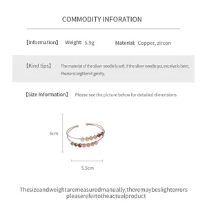 Detailansicht eines zweilagigen Roségold-Armbands mit bunten quadratischen Zirkonias
