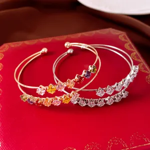 Detailansicht eleganter doppellagiger Manschettenarmbänder aus Zirkonia in Gold und Silber