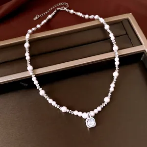 Detailopname van elegante parelketting met sprankelende vierkante zirkoon