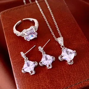 Elegantes Schmuckset aus lavendelfarbenem Zirkon mit Ring, Ohrringen und Halskette.
