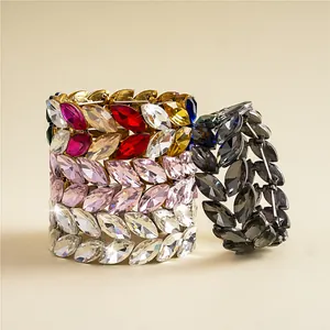 Vue détaillée de bracelets élastiques étincelants en cristaux en forme d'épi.