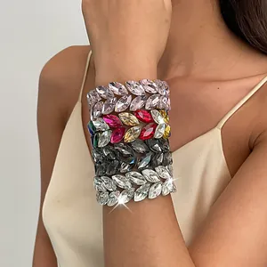 Zoom sur un bracelet élastique multi-rangs en strass marquise motif épi sur un poignet.