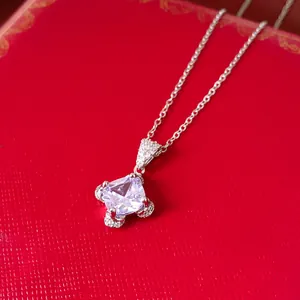 Nahaufnahme einer Silberkette mit einem großen quadratischen Zirkonia-Anhänger in Pavé-Fassung