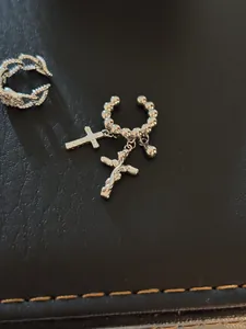 Detailansicht der versilberten Ohrmanschette mit Perlenband und Kreuzanhängern