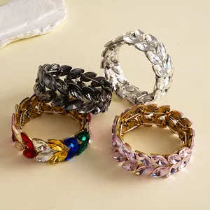 Vue détaillée de quatre bracelets élastiques en épis de blé avec strass brillants