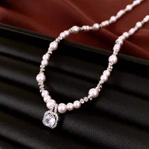 Prachtig close-up van de sprankelende vierkante zirkoon hanger aan een parelketting van witte.