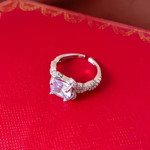 Nahaufnahme eines silbernen Zirkonia-Rings auf klassischem rotem Hintergrund