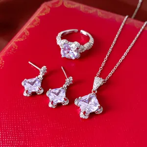 Luxuriöses silbernes Schmuckset mit Zirkon-Anhänger, Ohrringen und Ring auf roter Box