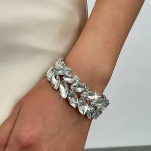 Vue détaillée d'un élégant bracelet élastique à deux rangs en strass motif épi de blé.