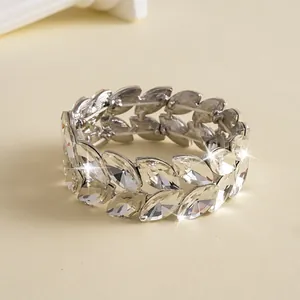 Détail des strass en forme de marquise sur un bracelet épi de blé à double couche