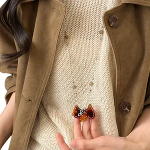 Collana retrò con ciondolo a cane tartarugato, catena di perline e fiocco bianco da donna