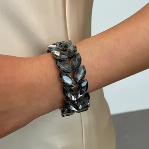 Gros plan d'un bracelet épi de blé en cristal gris fumé porté, détail de bijou élégant