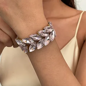 Gros plan du bracelet élastique à épis de blé avec cristaux marquise roses