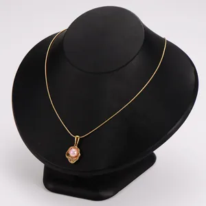 Vue détaillée du collier en acier inoxydable doré avec pendentif perle irrégulière.