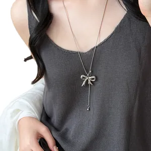 Elegante verstelbare lange trui-ketting met zilveren strik-hanger voor modieuze vrouwen