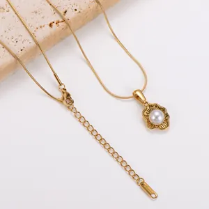 Gros plan détaillé du pendentif en perle élégant plaqué or 18 carats en acier inoxydable
