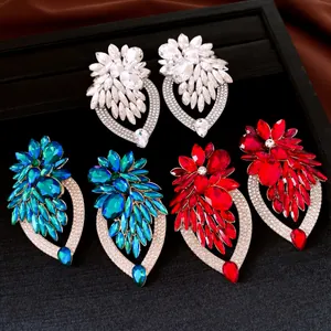 Macrodetail van luxe kristallen bloemenoorbellen in de kleuren rood, blauw en zilver