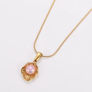 Vue détaillée d'un collier élégant plaqué or 18 carats avec pendentif perle irisée.