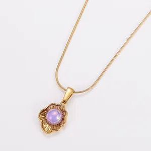 Vue détaillée d'un pendentif irrégulier plaqué or 18k avec une perle violette irisante.