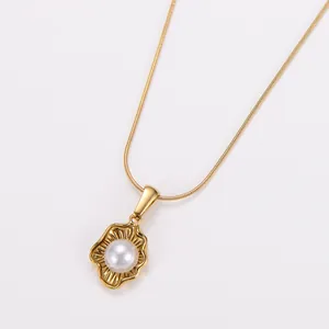 Gros plan détaillé d'un collier pendentif en perle acier inoxydable plaqué or 18 carats.