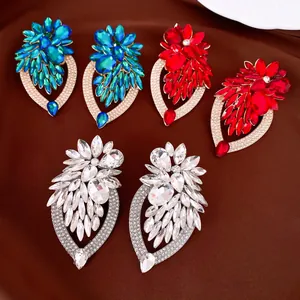 Gedetailleerd overzicht van luxe bloemen kristallen hangorbellen in drie kleuren
