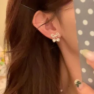 Vue détaillée de boucles d'oreilles nœud argentées style coréen avec cristaux cœurs