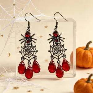 Gothic Halloween spinnenweb oorbellen met donkerrode traanstenen en gun metal afwerking