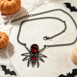 Gedetailleerde foto van een gotische spinnenketting met rode edelstenen Halloween.