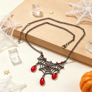Detailweergave van Halloween gothic spinnenweb ketting met rode druppelvormige edelstenen en ketting