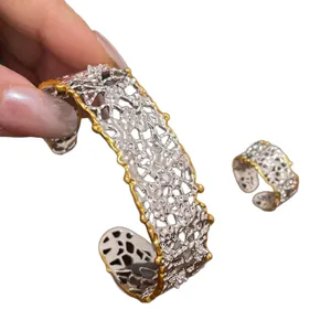 Bracciale rigido vintage traforato color oro e set di anelli coordinati per donne