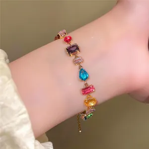Vue détaillée d'un élégant bracelet en zircon coloré avec des pierres de formes variées