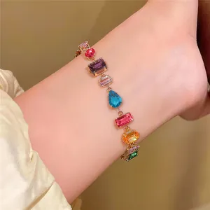 Gros plan détaillé montrant les zircons multicolores vibrants de ce bracelet élégant